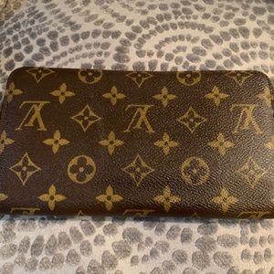 LOUIS VUITTON ZIPPY WALLET - AUTHENTIC